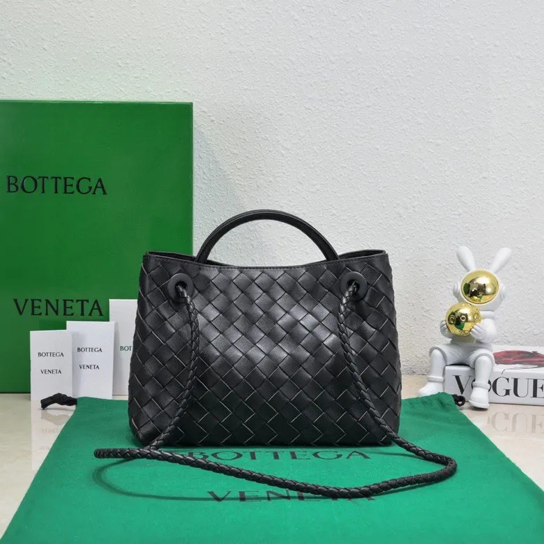 Batch 1860 B's 2024 spring and summer new style continues the brand's woven style with detailed metal knot switch buckles. This time, the shoulder straps are also made into tube weaves, showing different craftsmanship. The carrying method is versatile to create more different styles. Intrecciato woven leather small handbag, equipped with sliding crossbody strap. Internal compartments, including 1 zipper pocket and 2 open pockets with magnetic buckle closure. Size: 19*25*10.5cm, model: 7463#